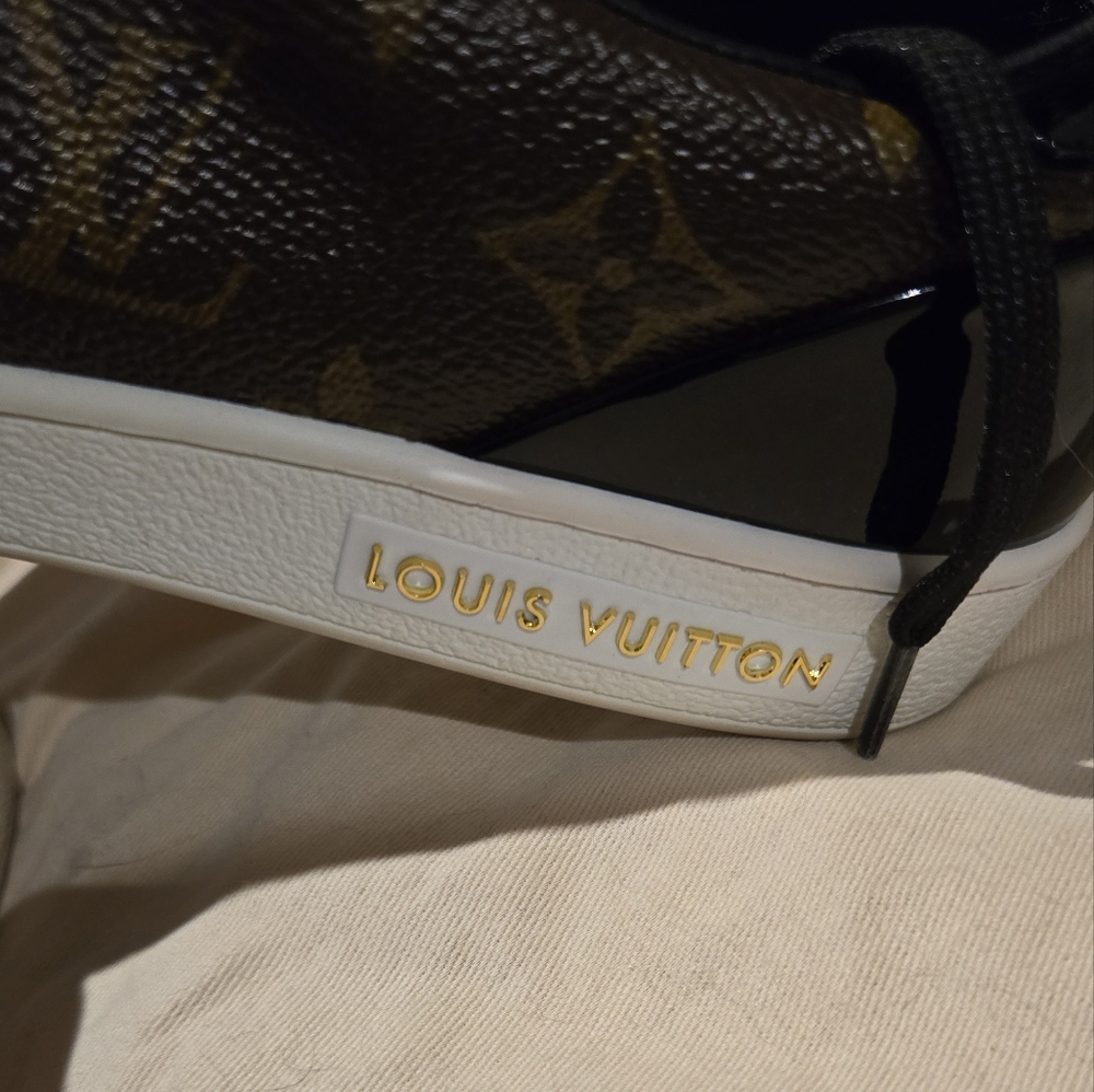 Louis Vuitton Monogram Canvas Sneakers - 100% Authentic. - Picture 6 of 7